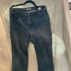 5/$25 Lee Women's Classic Blue Capris size 6